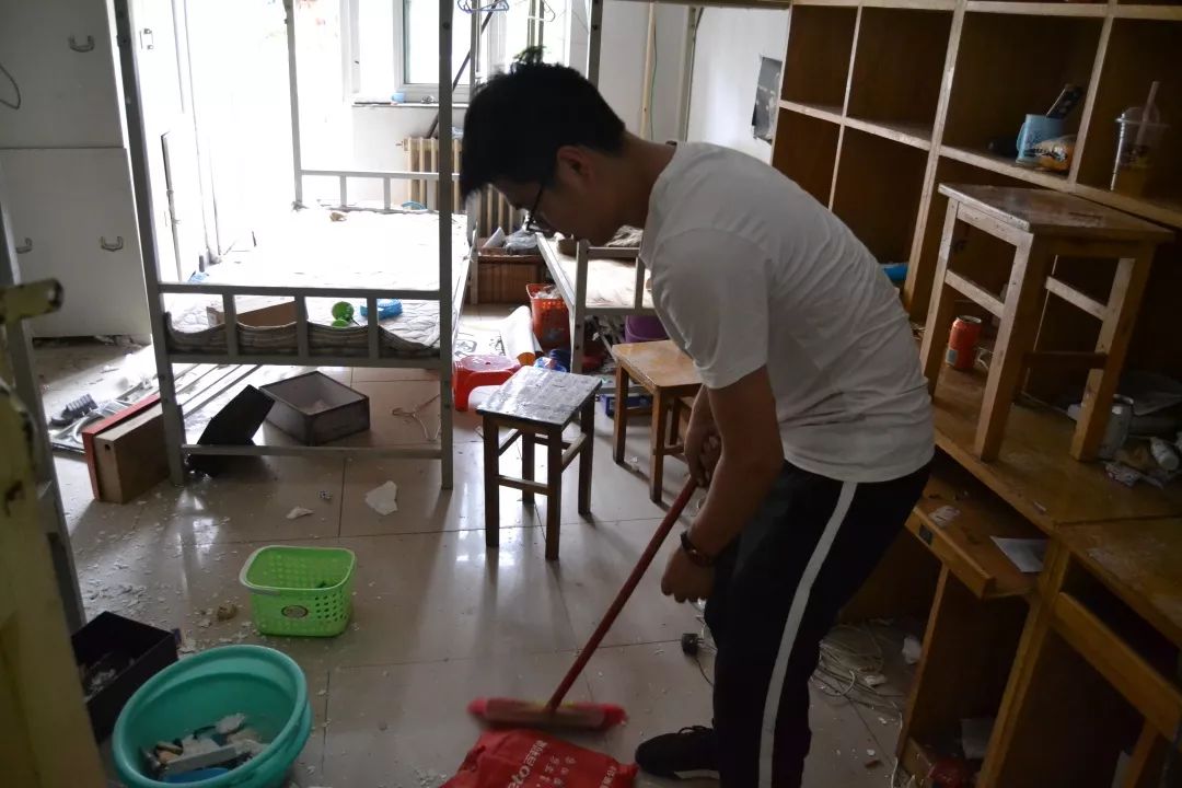 我院組織學(xué)生打掃畢業(yè)生宿舍衛(wèi)生