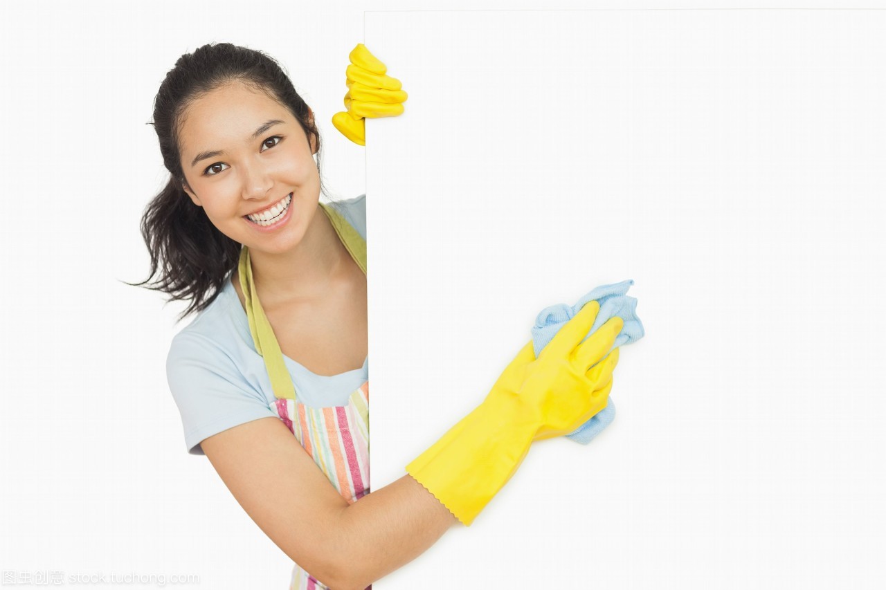 開朗的女人清潔白色的表面